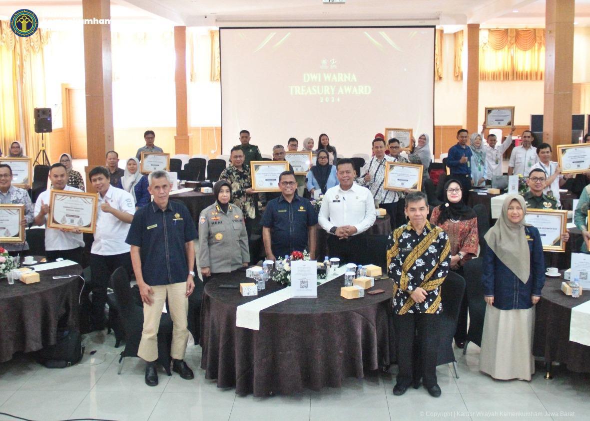 06d9bbb5cb0a49e283e64933e6306170